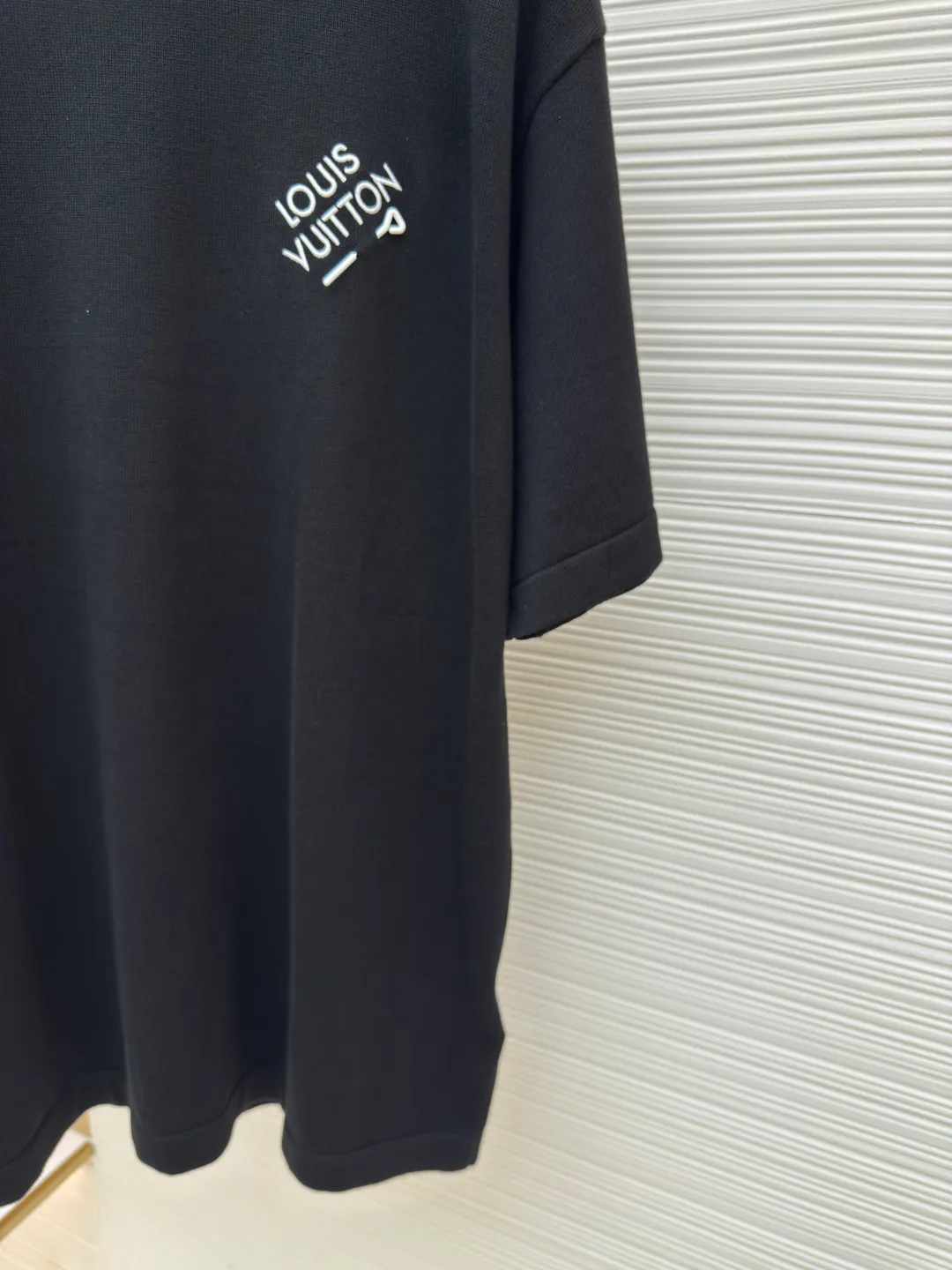 LOUIS VUITTON embroidered letter pin short sleeves ●Authentic product: Purchased and developed by 7089 ●Item number: 1680114-A50 ●Fabric: Dyeing fully combed cotton yarn weaving ●Technology: Weaving technology ●Version: Fitted version ●Weight: about 335 grams ●Size: XS-S-M-L ●Description: Weaved using custom-woven, custom-dyed, fully combed 100% cotton yarn. A 14-needle computerized flat knitting machine is used to weave single-sided wool tissue according to the original version. The entire garment piece takes 6-7 hours per piece. The letters on the chest are sewn at a ratio of 1:1. All details are processed and finished by hand. The next operation can only be carried out after manual thread picking, knotting, inspection, and spot checks. Partial jacquard on one side requires a long time on the loom, the loss variables are unstable, and the scrap rate is high; especially for customized dyeing according to the Y version, to distinguish the wrong color and the big head version on the market. The overall wiring is straight and delicate, the fabric is comfortable and soft, and the color is consistent without color difference. It can be matched with the same style to create a fashionable look and control various occasions. Customized accessories, complete with three standards, same style for men and women!